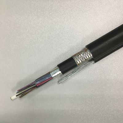 Le câble de fibre optique est utilisé pour la communication entre les appareils de télécommunication.